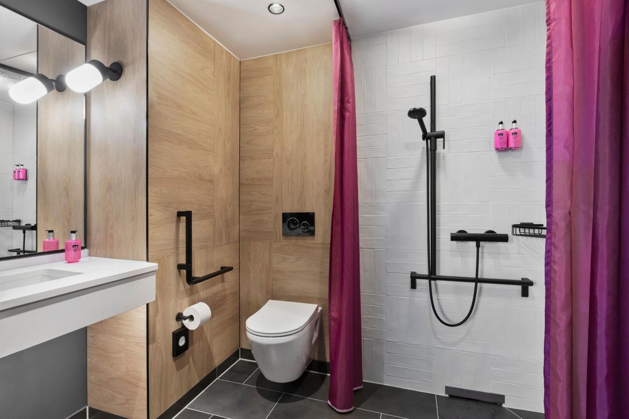 Moxy Duesseldorf City Exterior photo