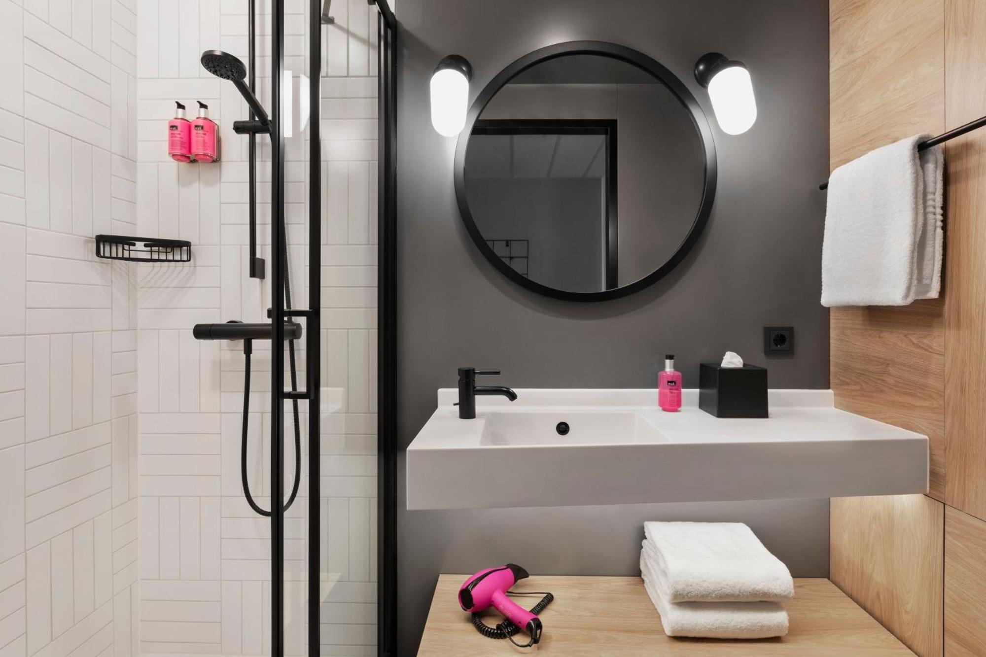 Moxy Duesseldorf City Exterior photo