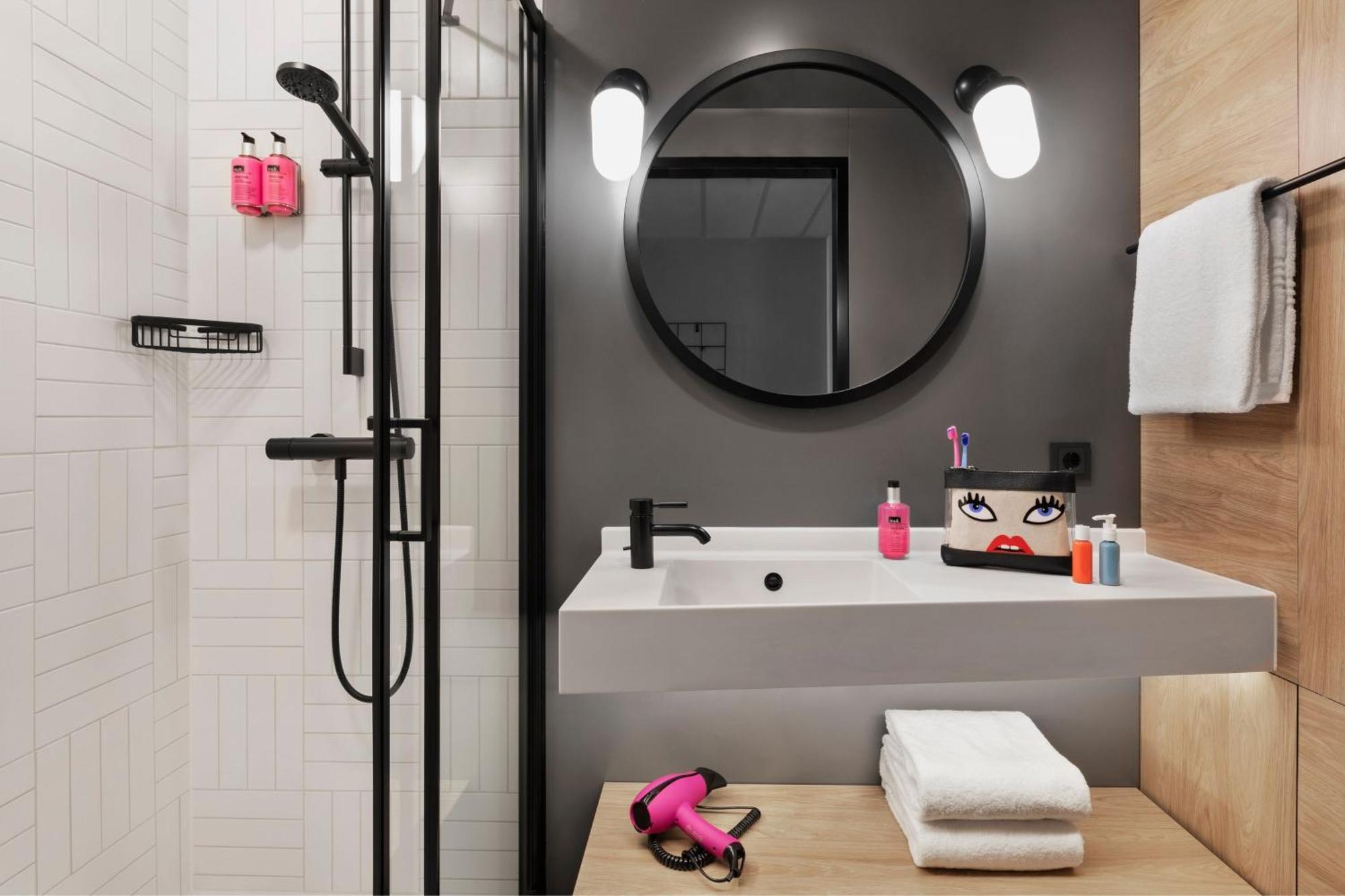 Moxy Duesseldorf City Exterior photo