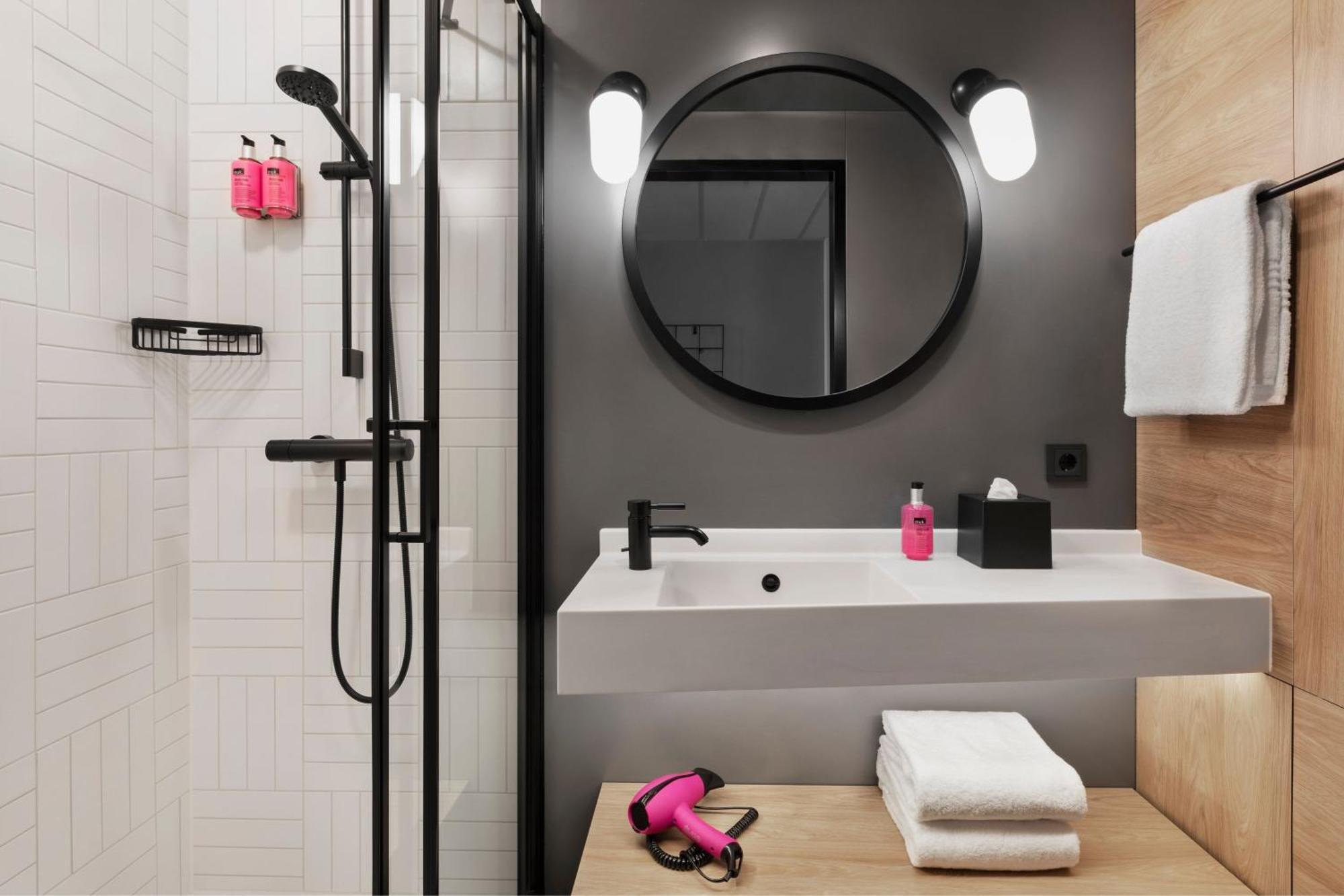 Moxy Duesseldorf City Exterior photo