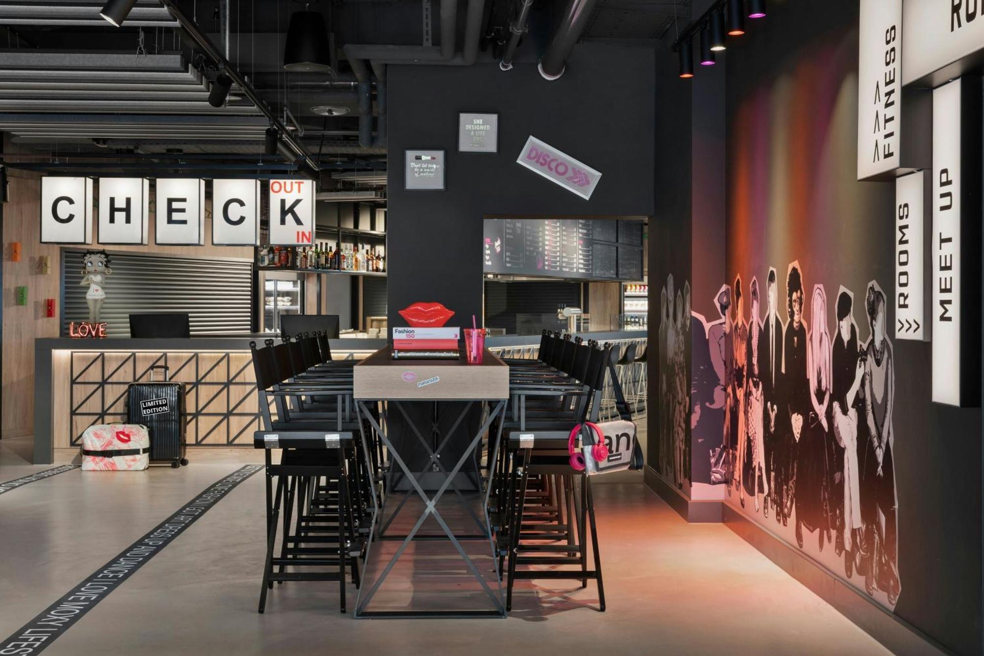 Moxy Duesseldorf City Exterior photo